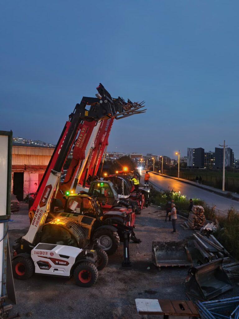 İzmir'de gece ve gündüz şantiye operasyonları için her an çıkışa hazır bekleyen Bobcat ve telehandler araç parkı.