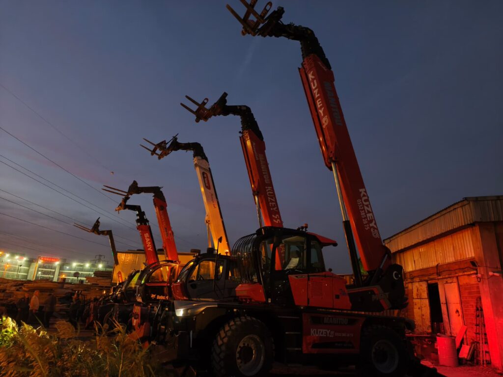 İzmir Kuzey 55 İnşaat'a ait, gece çalışmasına hazır bekleyen Manitou ve Bobcat teleskopik yükleyici filosu.