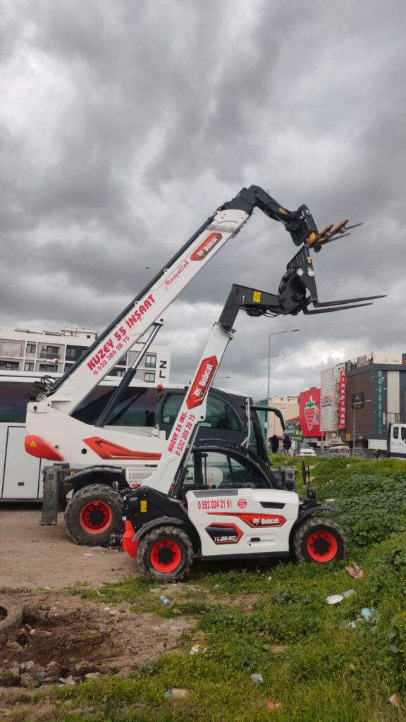 İzmir Kuzey 55 İnşaat kiralık iş makinesi filosunda bulunan farklı boyutlardaki Bobcat ve telehandler araçları.