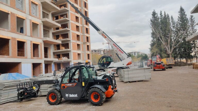 İzmir'deki inşaat şantiyesinde çalışmaya hazır bekleyen kiralık Bobcat ve Manitou iş makineleri parkı.