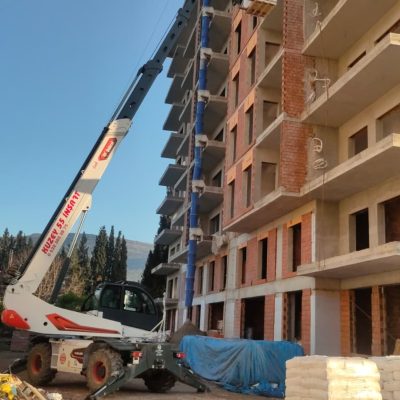 Kuzey 55 İnşaat güvencesiyle İzmir'de Ytong ve tuğla paletlerini üst katlara güvenle taşıyan telehandler vinç.