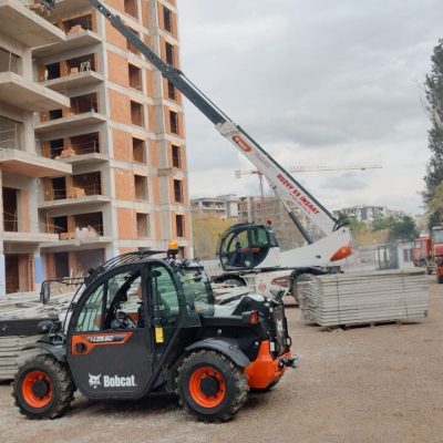 İzmir'deki inşaat şantiyesinde çalışmaya hazır bekleyen kiralık Bobcat ve Manitou iş makineleri parkı.